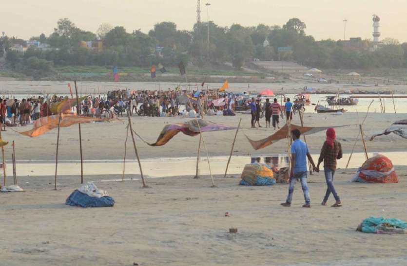 prayagraj संगम के तट पर प्यासी गंगा सरकार के दावे बेकार,गंगा में आचमन लायक नही बचा जल