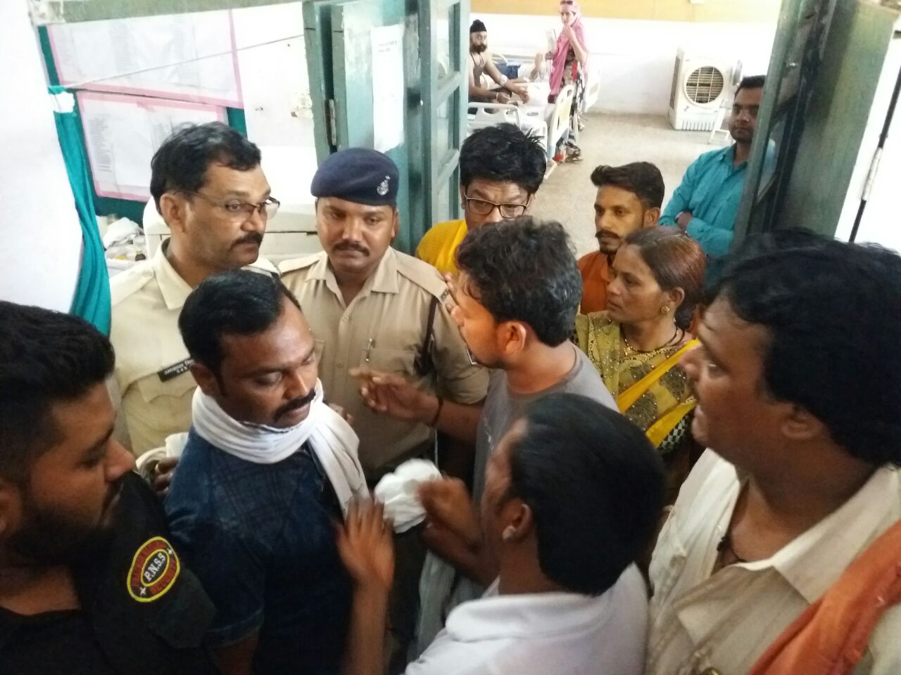 Families have created a ruckus in the district hospital अस्ताल इलाज के आभाव में वृद्ध की मौत परिजनों ने मचाया हंगामा