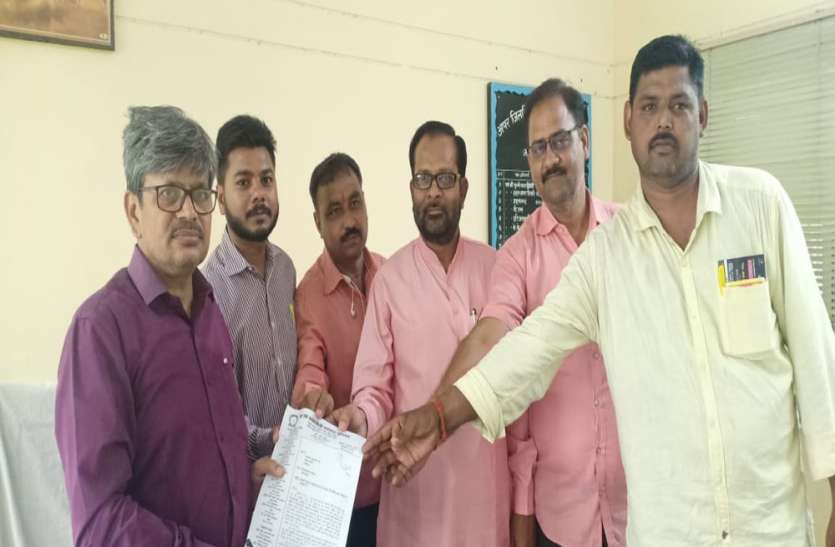 LUCKNOW पुलिसकर्मियों द्वारा शामली में हुए पत्रकार की पिटाई से पत्रकारों में रोष, बर्खास्तगी की मांग