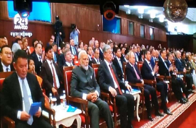 pm modi imran khan in sco SCO शिखर सम्मेलन डिनर: पीएम मोदी सबसे मिले, लेकिन पाक पीएम इमरान खान को किया अनदेखा