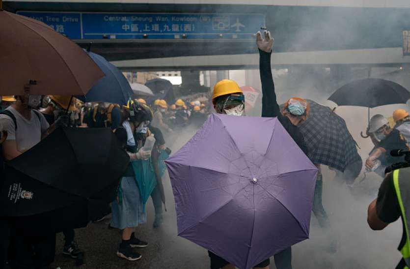 Hong Kong Protest against Extradition Bill प्रत्यर्पण बिल को लेकर सख्त हुई हांगकांग सरकार, प्रदर्शनकारियों पर भारी बल प्रयोग में 70 से अधिक घायल