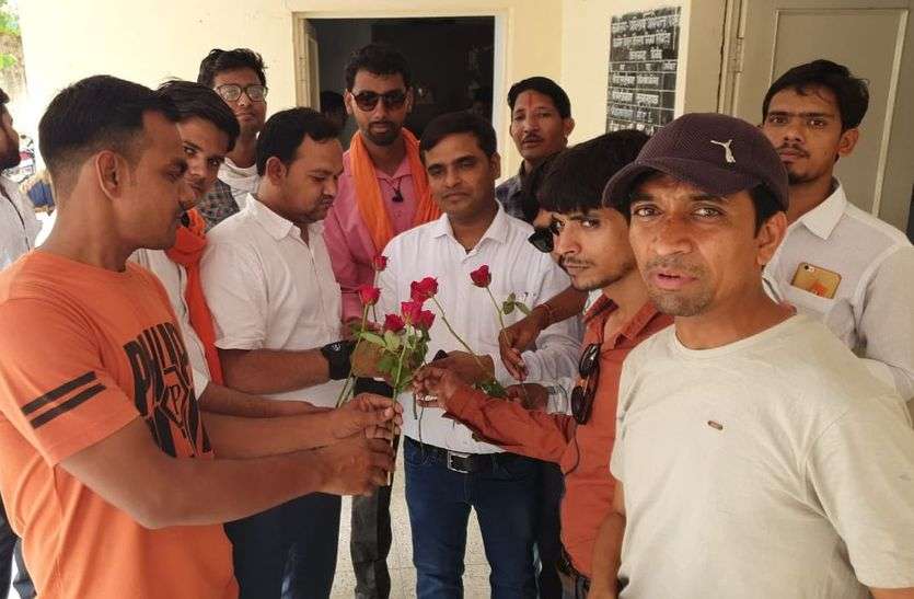 Flowers given to AEN on power cuts बिजली कटौती पर एईएन को दिए गुलाब के फूल