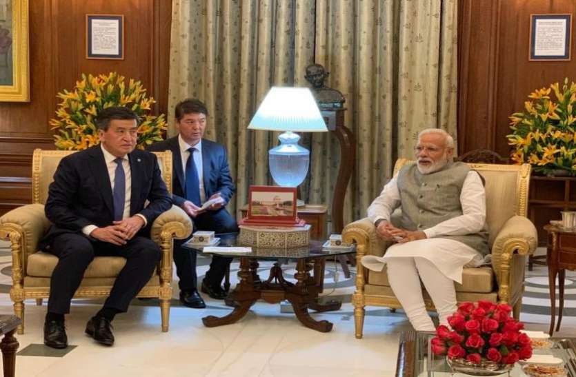पीएम मोदी और किर्गिस्तान के राष्ट्रपति सूरोनबे जीनबेकोव SCO शिखर सम्मेलन आज से, पीएम मोदी का मध्य एशियाई देशों के साथ सहयोग बढ़ाने पर जोर