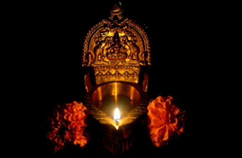 maa lakshmi शुक्रवार के दिन भूलकर भी ना करें ये गलती, नहीं तो मां लक्ष्मी घर से चली जाएंगी