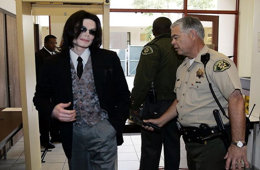 Today pop singer Michael Jackson was acquitted in a 13-year-old child  sexual abuse case | माइकल जैक्सन पर लगा था बच्चे के यौन शोषण का आरोप, जानें  उनसे जुड़े कुछ रोचक तथ्य |