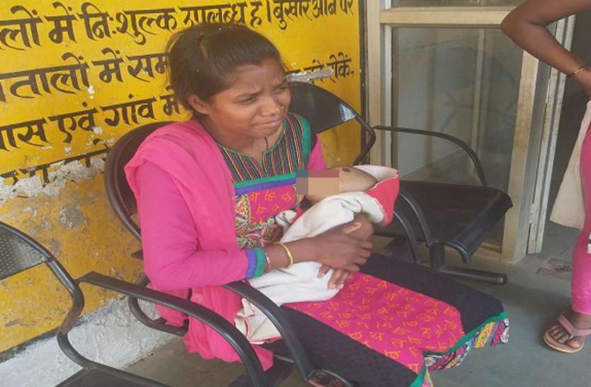Mother crying डॉक्टर की गलती की सजा मिली मां को, गोद में मासूम बेटी का शव लेकर रोती रही, एसडीएम बोले- लूंगा कड़ा एक्शन