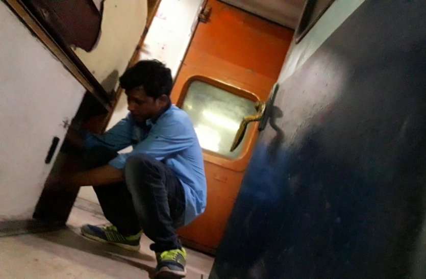 west central railway ट्रेनों के एसी कोच में चोरी-छिपे भेजे जा रहे पार्सल
