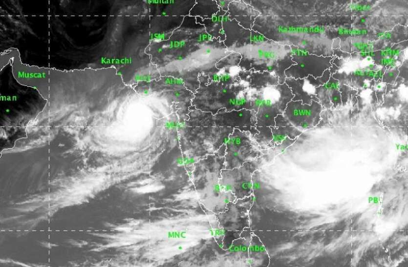 vayu cyclone चक्रवात 'वायु' के खतरे से 13 ट्रेनें रद्द, पीएम मोदी और रक्षा मंत्री ले रहे जायजा