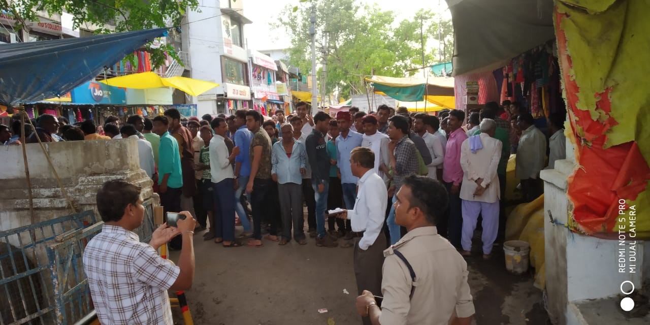 Buffalo After the assault, people arrived at the police station. शराब ठेकेदार के गुंडों ने दुकानदार और परिजनों से की मारपीट