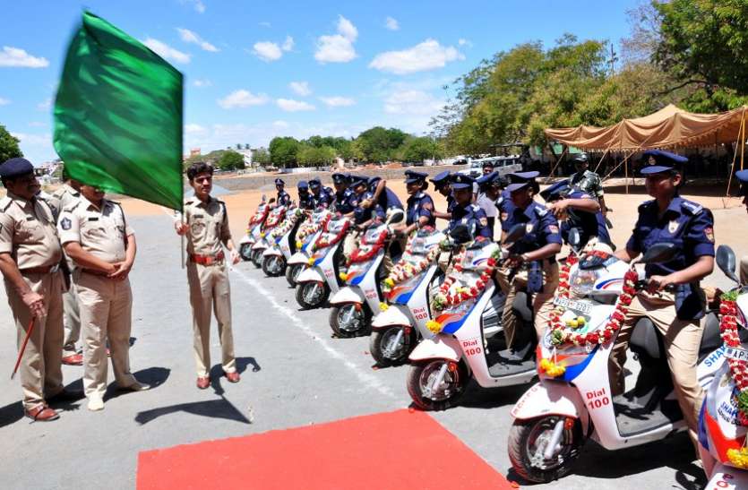 The power team's vehicles are flagged off by the green flag शक्ति टीम के वाहनों को हरी झंडी दिखा कर किया रवाना