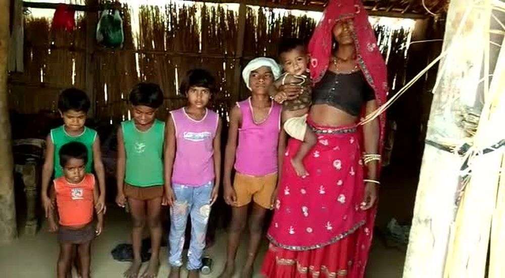 video-raises-father-s-head-with-four-daughters-and-two-sons
