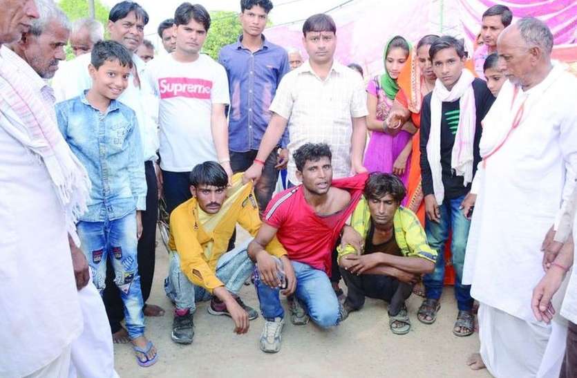 लोगों की पकड़ में आए संदिग्ध युवक। फिर लोगों ने पकड़कर पुलिस को सौंपे चोर