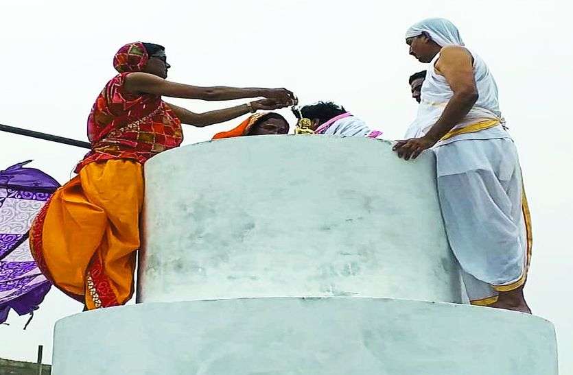 महोत्सव मनाते जैन समाज के लोग। तीर्थंकर बालक के जन्म पर गूंजे बधाई गान