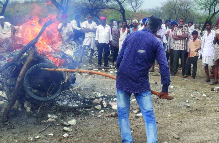 Cemetery does not have shade, wet dead body burned by tires आखिर ऐसा क्या हो गया कि टायर जलाकर करना पड़ा अंतिम संस्कार