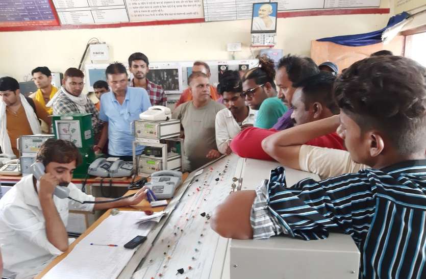 Travelers said the Railways understood the human being sheep and goats video: तपती दोपहरी तीन घंटे खड़ी रही ट्रेन तो बोले यात्री, रेलवे ने इंसानों को समझ लिया है भेड़-बकरी