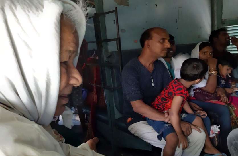 In Gondia-Barauni Express, the passengers had to face difficulties in the heat of midday heat