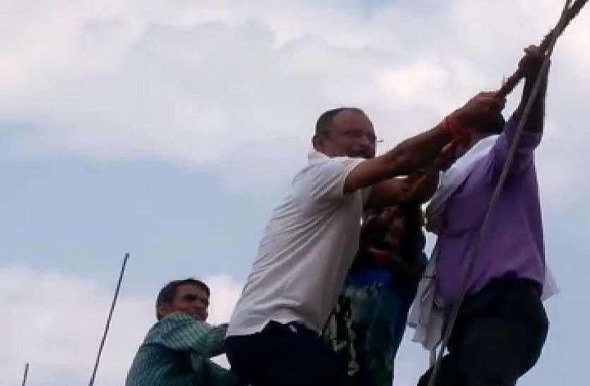 After the power cut, the mla did something like discussion,video video: बाहुबली विधायक, बिजली गुल होते ही संभाला मोर्चा