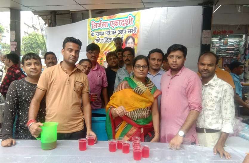 kolkata निर्जला एकादशी पर बांटे आम और शर्बत