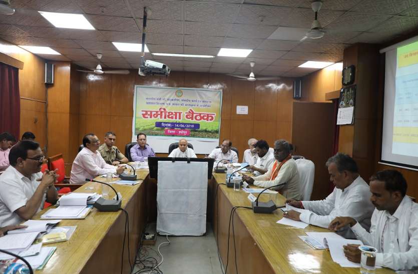 sheopur सहकारिता मंत्री ने बैठक में जिला सहकारी बैंक के सीइओ को किया सस्पेंड