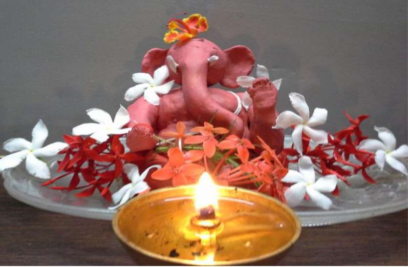भगवान का मंदिर भगवान पर चढ़े फूल का कर लें यह उपाय, चारो ओर से अचानक बढ़ जायेगी इनकम