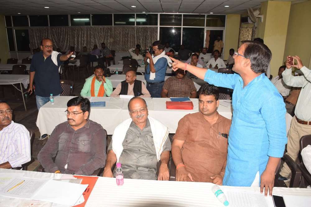 निगम की तीसरी बैठक में नहीं पास हुआ बजट, परिषद अनिश्चित काल के लिए स्थगित, बैठक में भिड़े पार्षद, देखें फोटो में निगम की तीसरी बैठक में नहीं पास हुआ बजट, परिषद अनिश्चित काल के लिए स्थगित, बैठक में भिड़े पार्षद, देखें फोटो में