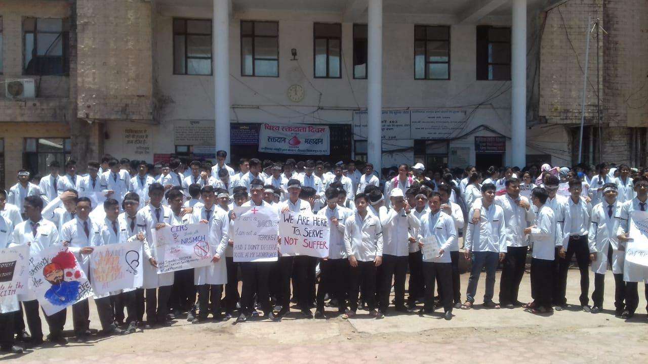 Doctors boycott opd in CIMS Bilaspur chhattisgarh