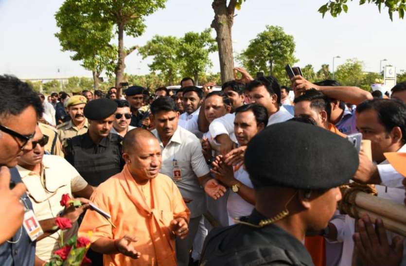 yogi सीएम योगी के कार्यक्रम में शाहबेरी के फ्लैट खरीददारों का हंगामा, नेफोमा और जेपी बायर्स ने सौंपा ज्ञापन