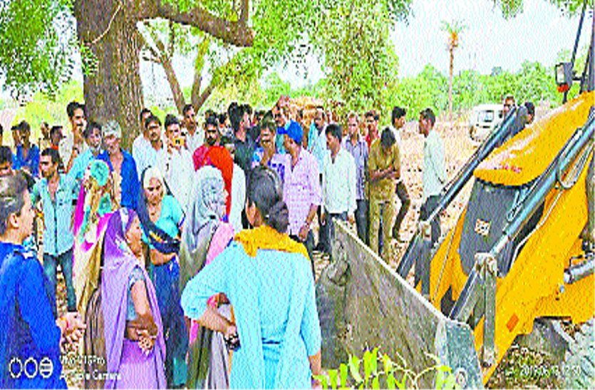 patrika ये ऐसा विरोध... जेसीबी के सामने आ गए रहवासी
