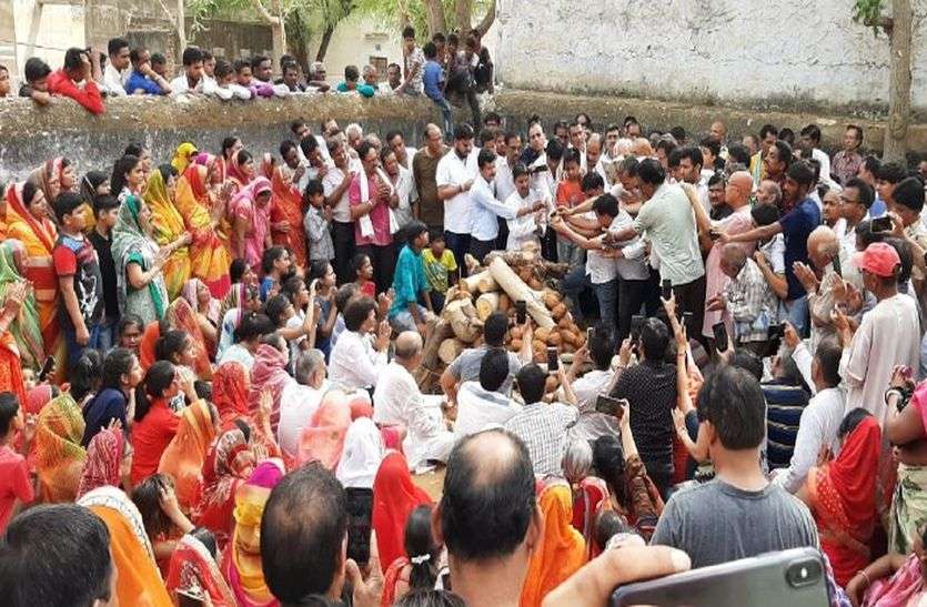 सडक़ दुर्घटना का शिकार हुए जैन मुनि विश्वनाथ सागर का अंतिम संस्कार शुक्रवार को सीकर के दांता में किया गया ।