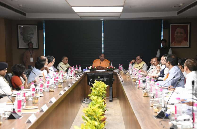 yogi सीएम योगी ने तीनों प्राधिकरण के अधिकारियों संग की समीक्षा बैठक, लोगों में समस्या दूर होने की जगी आस