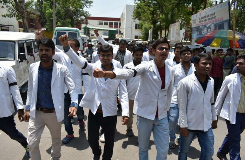 प्रयागराज डॉक्टरों के साथ हुई मार पीट के बाद देश भर में आक्रोश,यहाँ जूनियर डॉक्टर सड़क पर उतरे