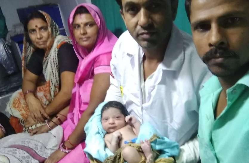 news रेफर प्रसूता की एंबूलेंस में हुई नार्मल डिलेवरी