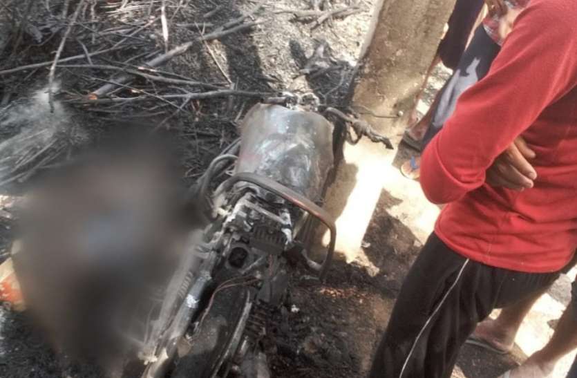 Youth died after fire in road accident In Tarun Ayodhya तेज़ रफ़्तार बाइक सवार पहले खम्भे से टकराया और फिर नज़ारा देख चीखने लगे लोग