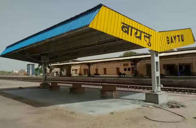 Attack on youth standing at railway station, cracked ends, accused abs रेलवे स्टेशन पर खड़े युवक पर हमला, सिरा फटा, आरोपी फरार