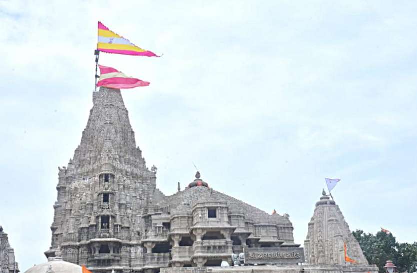 Dwarkadhish Temple इतिहास में पहली बार द्वारकाधीश मंदिर शिखर पर लहराई दो ध्वजा