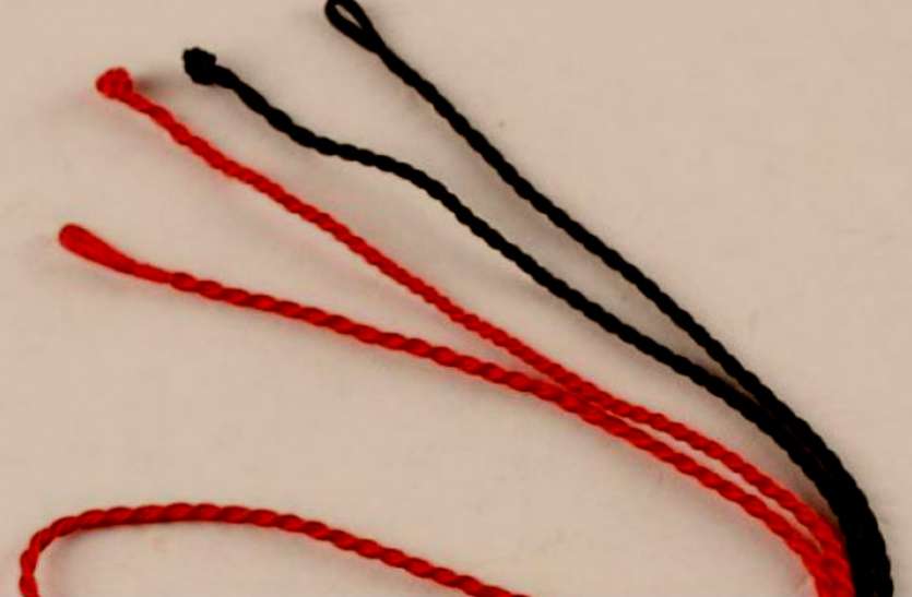 black thread होना है मालामाल तो सरसों के तेल में डुबोकर शनिवार को हाथ में बांध लें इस रंग का धागा