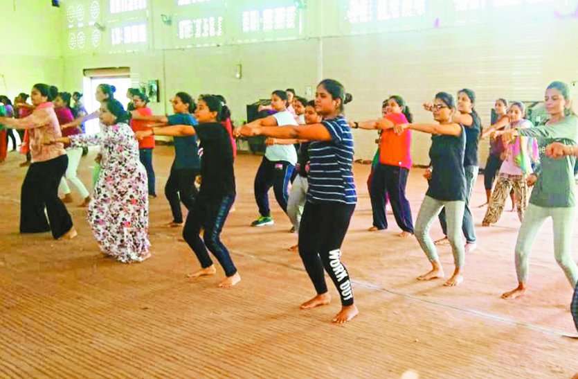 Organizing Women Empowerment Exercise Class नारी स्वयं को स्वतंत्र व सशक्त समझें, खुद को कभी कमजोर नहीं समझें
