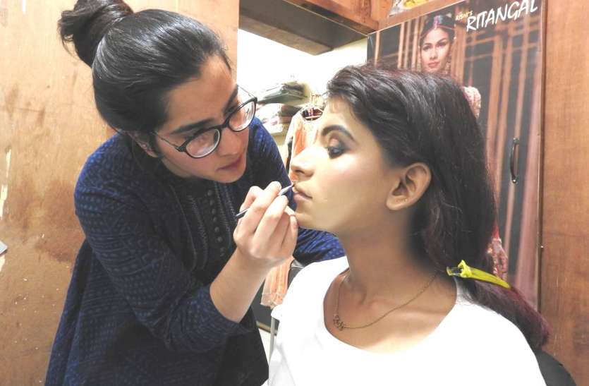 Burhanpur's Alfia now has become a make-up artist in Paris बुरहानपुर की अल्फिया अब पेरिस में बन गई मेकअप आर्टिस्ट, कई फिल्मों में कर चुकी है काम