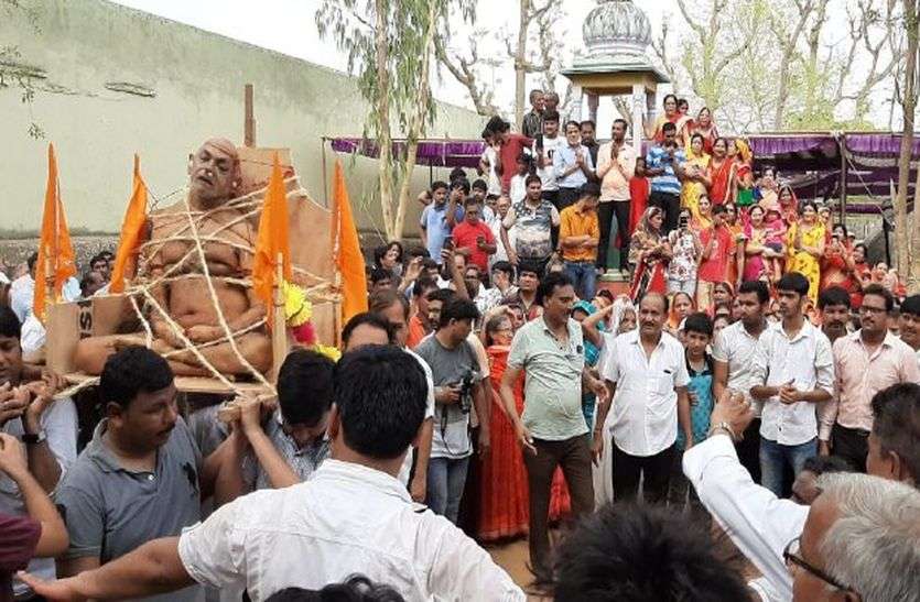 सडक़ दुर्घटना का शिकार हुए जैन मुनि विश्वनाथ सागर का अंतिम संस्कार शुक्रवार को सीकर के दांता में किया गया ।