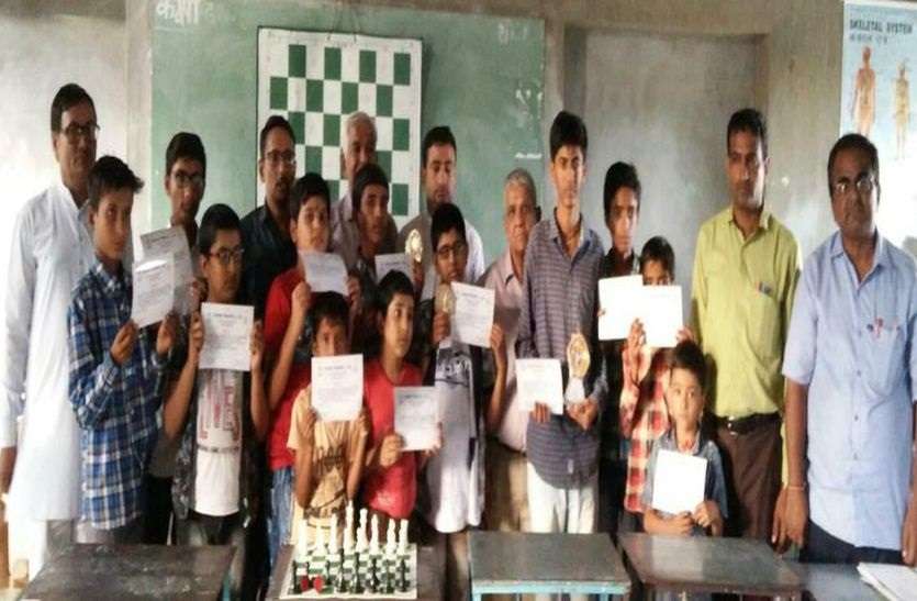 jalore#bhinmal#chess बच्चों को दिया शतरंज प्रशिक्षण, दिखाया उत्साह