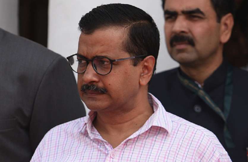 नई दिल्ली। राजधानी दिल्ली की कानून व्यवस्था पर मुख्यमंत्री अरविंद केजरीवाल ने सवाल खड़ा करते हुए केंद्र सरकार को घेरा है। केजरीवाल ने दावा किया कि पिछले 24 घंटे में दिल्ली में पांच हत्याएं हुई हैं। सीएम ने ट्वीट कर इस मामले में गृह मंत्री अमित शाह और दिल्ली के उपराज्यपाल अनिल बैजल को टैग करते हुए उचित कार्रवाई की अपील की। इसके जवाब में दिल्ली पुलिस ने दावा किया कि राज्य में अपराध घटा है। दिल्ली में 24 घंटे में 5 हत्या पर गुस्साए केजरीवाल, दिल्ली पुलिस का जवाब- अपराध घटा है