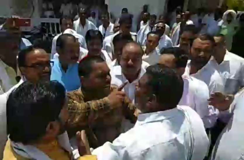 Controversy between BJP and Congress workers भाजपाइ और कांग्रेसी यहां हुए गुत्थमगुत्था, प्रभारी मंत्री ने कहा- एफआइआर कराओ