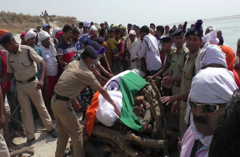 CRPF Martyr Mahesh Kushwaha अनंतनाग में शहीद महेश कुशवाहा का हुआ अंतिम संस्कार, पिता ने दी मुखाग्नि