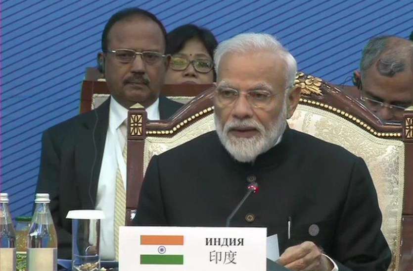 PM Modi in Bishkek SCO शिखर सम्मेलन: इमरान खान के सामने ही पीएम मोदी ने पाक को घेरा, उठाया आतंकवाद का मुद्दा
