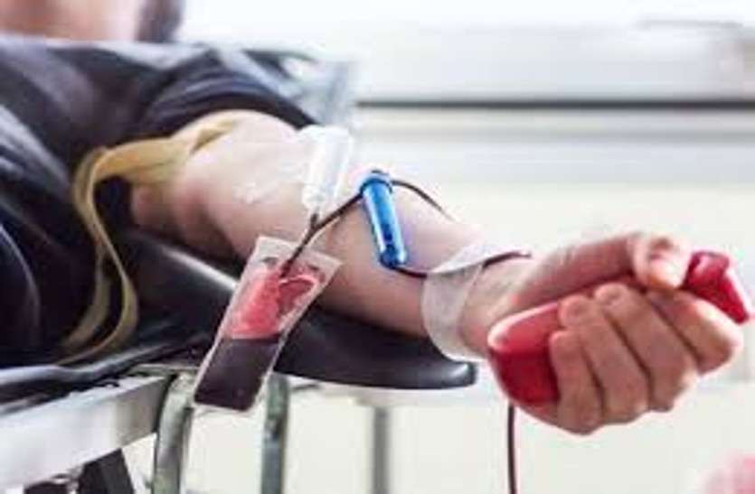 blood donation ब्लड डोनेशन से कम होता है हार्ट अटैक जैसी बीमारियों का खतरा, फायदे जानकर आप भी रह जाएंगे हैरान