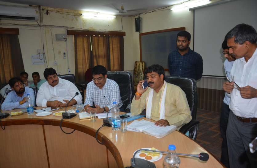 Minister Tikaram Jully Got Negative Response From Public श्रम मंत्री टीकाराम जूली ने लोगों के घर फोन कर पूछा कि पानी आ रहा है क्या, लोगों के जवाब को सुनकर आग-बबूला हो गए मंत्री