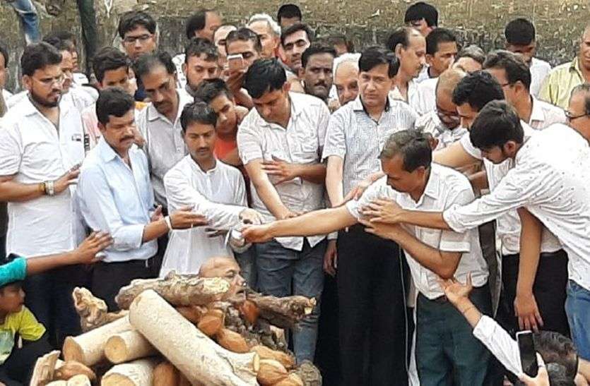 सडक़ दुर्घटना का शिकार हुए जैन मुनि विश्वनाथ सागर का अंतिम संस्कार शुक्रवार को सीकर के दांता में किया गया ।