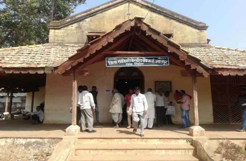 dual-debt-burden-farmers दोहरे कर्ज के बोझ में दबा किसान