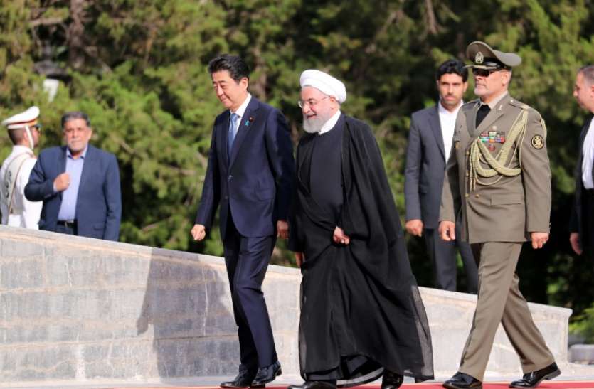 Shinzo Abe With Hassan Rouhani जापानी पीएम आबे ने निभाई दोस्ती, ईरान में अमरीकी कैदियों की रिहाई की अपील