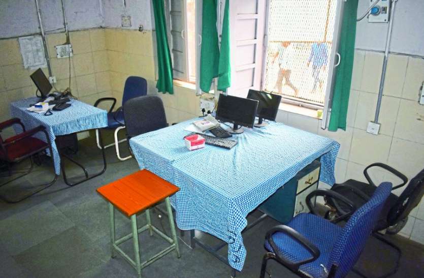 Reality check in hoshangabad civil hospital रिएलिटी चैक : कुर्सियों से डॉक्टर गायब, मरीज परेशान